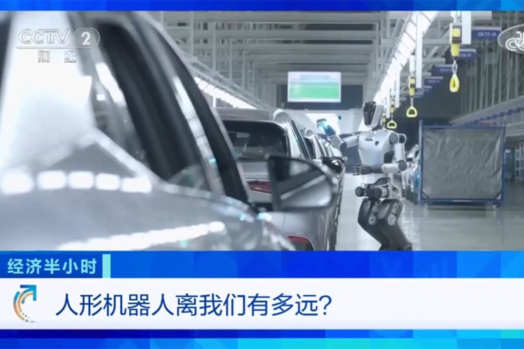 中央电视台《经济半小时》栏目对UB8优游机器人的专题报道
